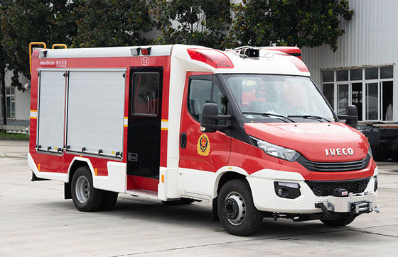 Camion dei vigili del fuoco QUOTIDIANO di IVECO piccolo con gli strumenti del serbatoio di acqua 3000L e di salvataggio